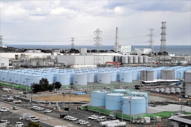 廃炉作業が進められている東京電力福島第1原発。敷地内には処理水の貯蔵タンクが立ち並ぶ=2023年2月21日撮影