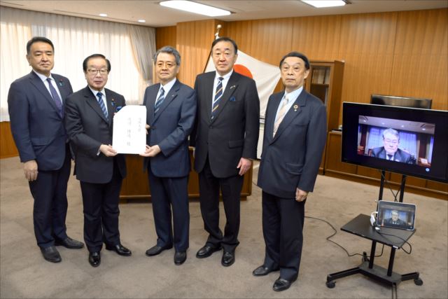 渡辺復興相に要望書を手渡す小林会頭(中央)。右は草野会頭