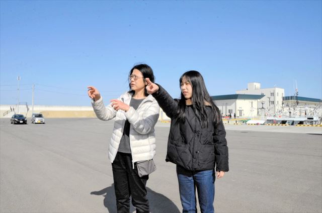 浪江町の請戸漁港を視察する渡辺望未さん(右)と京子さん