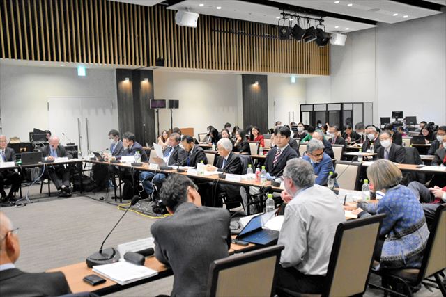 F―REIの研究内容の発展に向け、意見を交わす参加者
