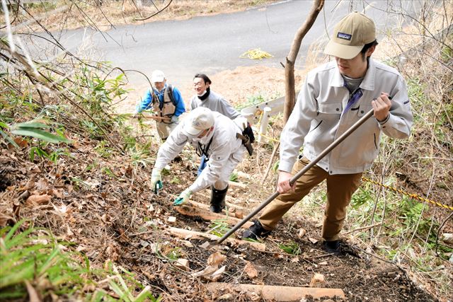 登山道を整備する地元住民ら