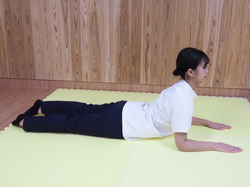 ③腰痛で上半身を伸ばせない場合は肘を床につけたまま上半身を上げる
