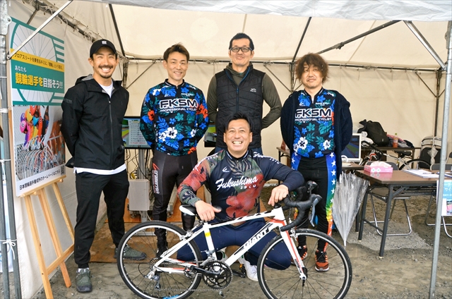 運営に協力した日本競輪選手会福島支部の(後列左から)渡辺一成さん、谷津田さん、渡辺正光さん、塚本さん。手前は宇佐見さん