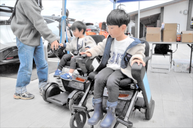 ウィルに試乗し、車両の魅力を体感する子どもたち