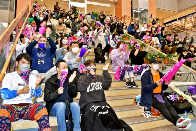 パブリックビューイングに参加し、ボンズのプレーオフ進出決定を喜ぶファン=福島県郡山市