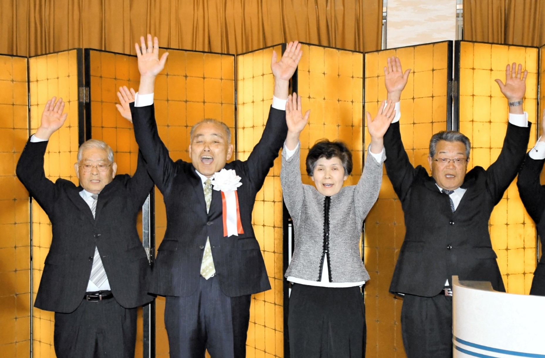 6選を果たし、万歳三唱する岡部氏(左から2人目)