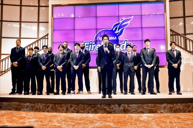 報告会でスポンサーらに感謝を伝えたボンズの選手ら。中央は村上主将