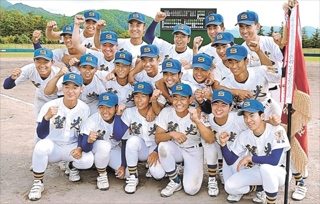 3年連続13度目の優勝を果たし、歓喜する聖光学院ナイン