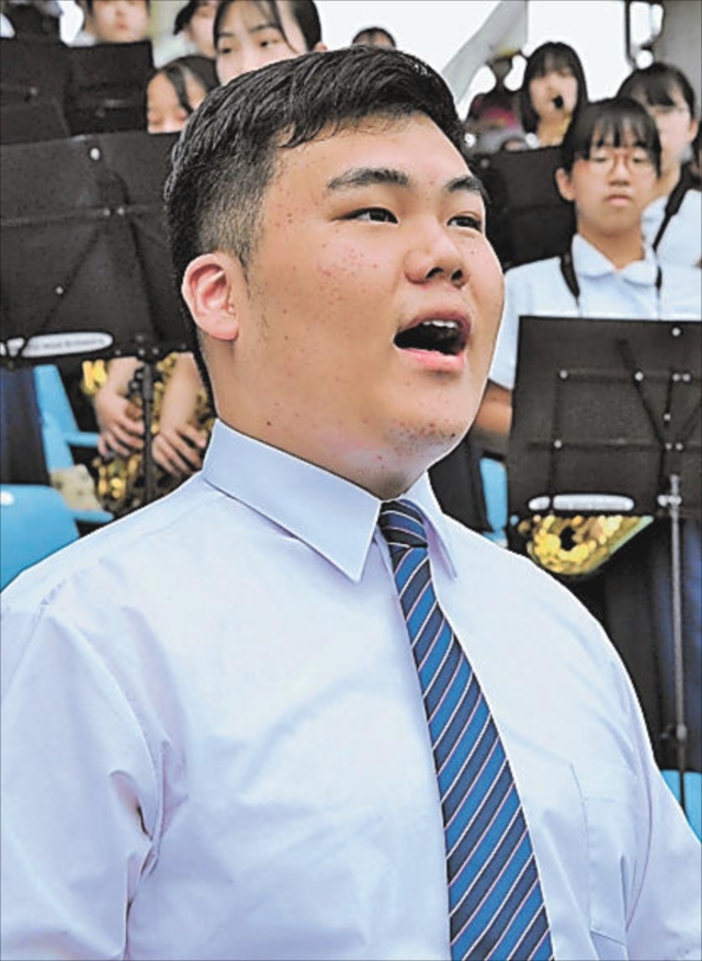 「栄冠は君に輝く」を独唱する国分さん