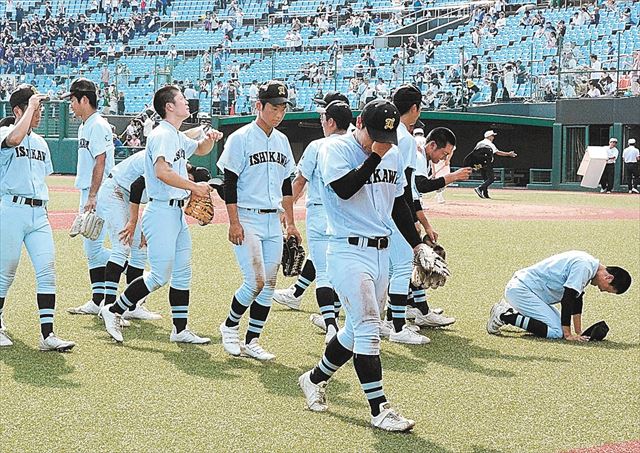 24年ぶりの優勝を逃し、悔し涙を流す学法石川ナイン