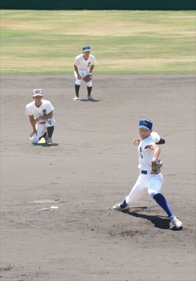 実戦形式で練習に汗を流す聖光学院ナイン=兵庫県尼崎市