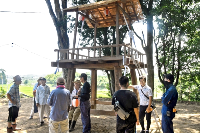 やぐらを建てて祭りへの準備を進めながら思い出話で盛り上がる小高区片草の青年団や行政区のメンバー