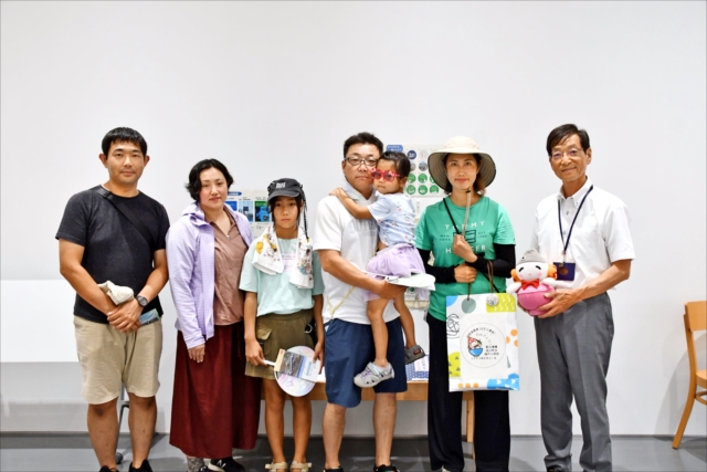 笠井教育長(右)から記念品を受ける諏訪さん(右から2人目)ら