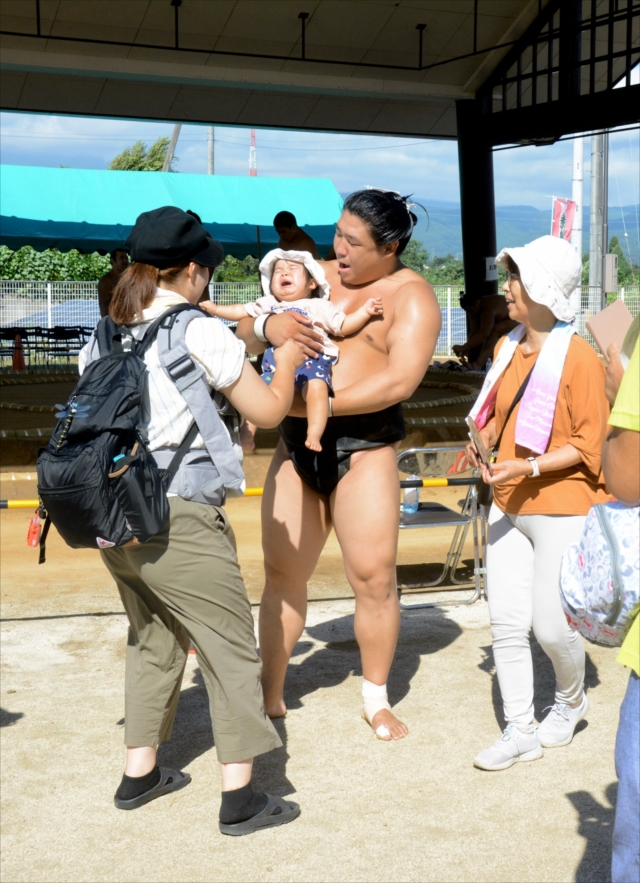 夏合宿最終日にファンと交流を深める若隆元
