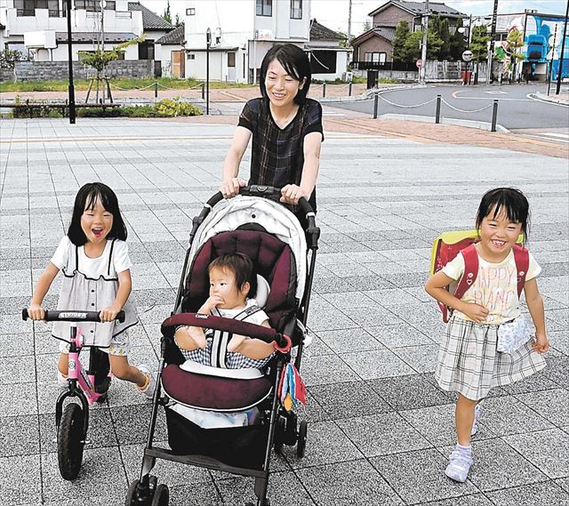 双葉町内で子どもたちと散歩する山根さん。「古里で健やかに育ってほしい」と願う