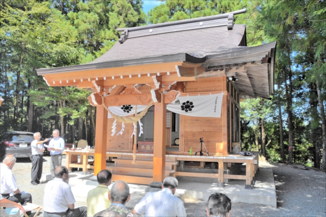 再建された香取神社の前で行われた竣工式
