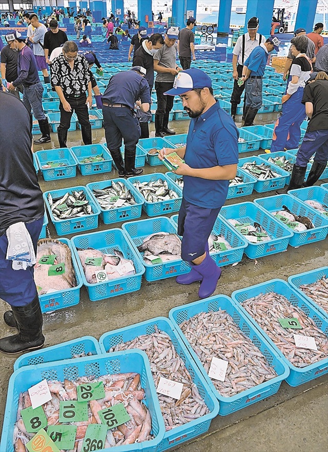 底引き網漁の解禁日を迎え、多彩な魚種が水揚げされて活気づく競り=1日午後0時50分ごろ、相馬市・相馬原釜地方卸売市場