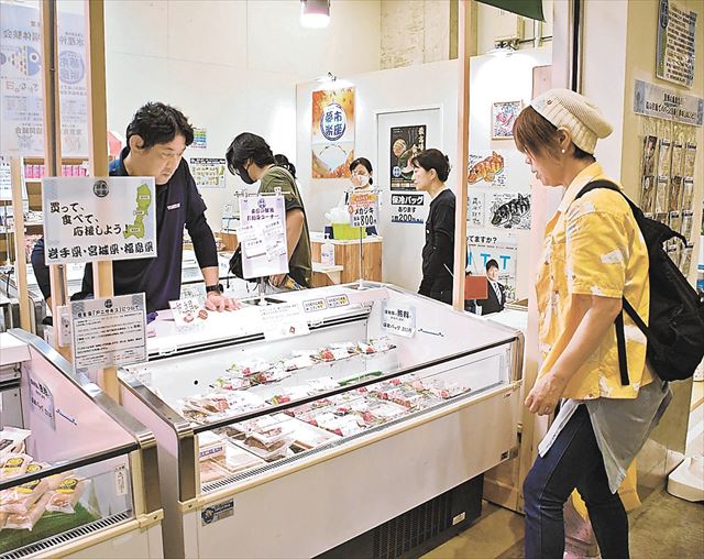 三陸常磐ものを買い求める来店客でにぎわう豊洲市場の夢市楽座=2日午前8時40分ごろ