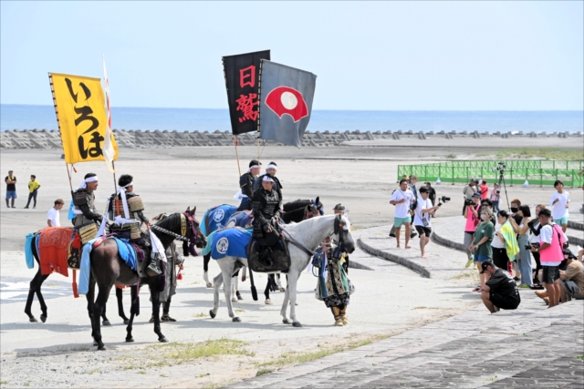 砂浜を駆け抜け、写真撮影に応じている相馬野馬追の騎馬武者