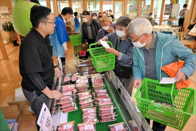 飯舘村産の黒毛和牛を求め列を作る来場者