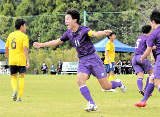 【学法石川―福島東】後半3分、学法石川の金子(11)が先制のヘディングシュートを決め、喜びを爆発させる
