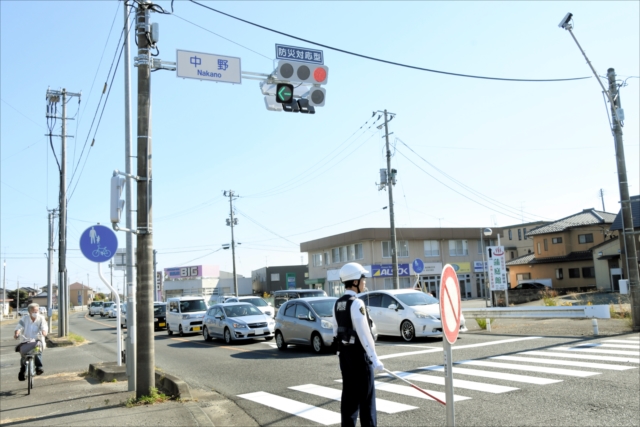 相馬市で実施した交通規制訓練。防災対応型信号機で、海方面に向かう車両の進行を止めた