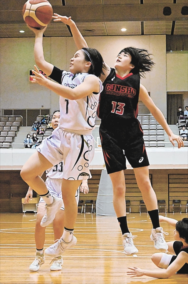 【福島東稜─郡山商】果敢にゴール下へ攻め込み、シュートを決める福島東稜の村上(左)