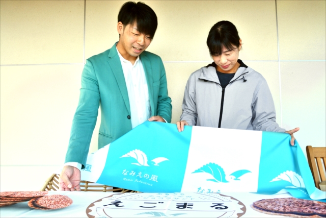 エゴマを使ったスイーツの販売に向け、準備に励む大高充さん(左)と恵理さん