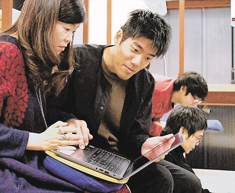 ワークショップでドローンアート制作について説明する太向さん(左から2人目)