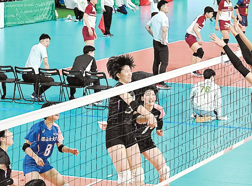 【郡山女大付―誠信】第2セット、郡山女大付の八木橋(中央)がスパイクを決める
