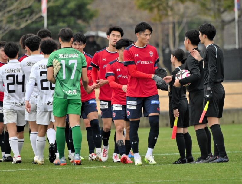 試合終了後、審判や対戦相手と握手を交わすいわきイレブン
