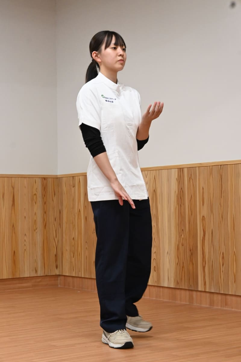 ②反対側も同様の動作を行って前進する