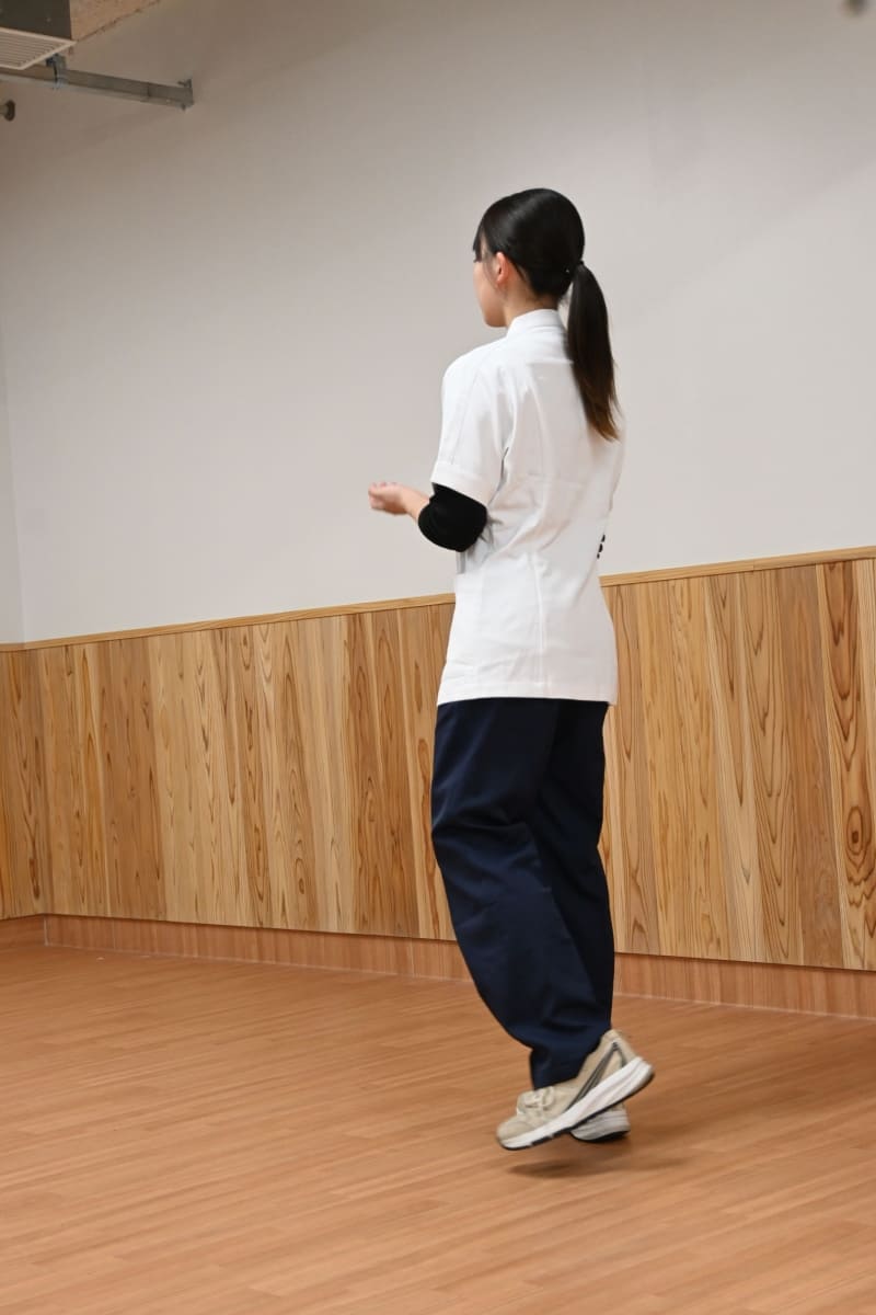③ポイントは竹馬に乗っているイメージ。ナンバ歩きという歩き方に近い。頭を左右に揺らさずに歩く