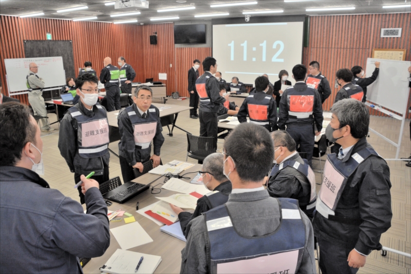 暫定の災害対応マニュアルに沿った演習を行い、初動対応を確認する町職員