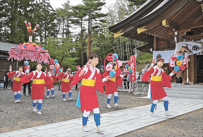 15年ぶりに綿津見神社に踊りを奉納する村民ら