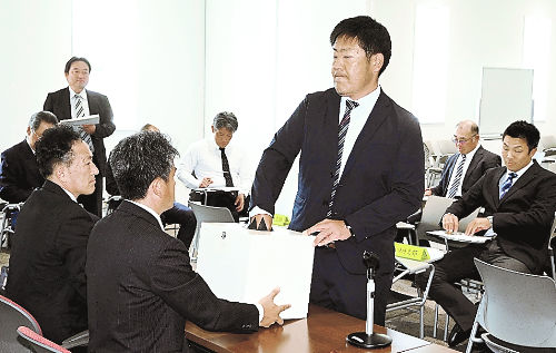 組み合わせを決めるくじを引く代表者