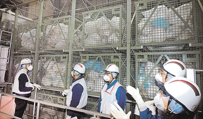 焼却を前に積み重なる使用済みの保護衣など。低線量の放射性廃棄物は日々発生し続けている=2月28日