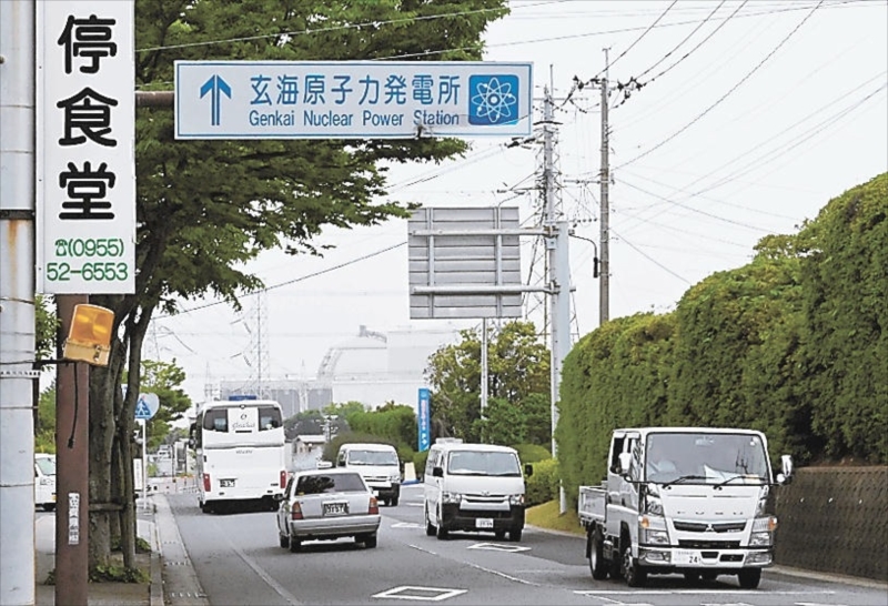 文献調査の受諾を表明した玄海町は、半世紀にわたり九州電力玄海原発(奥)と共存してきた