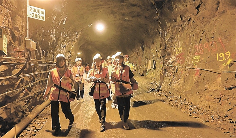 エスポ岩盤研究所の坑道で、岩盤調査の研究を学ぶ高校生=スウェーデン、昨年8月