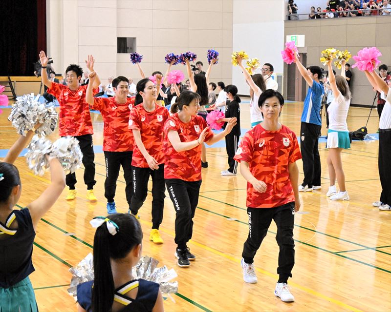 富岡町で行われた壮行会に臨む(右から)渡辺、東野、大堀、保木、小林の各選手