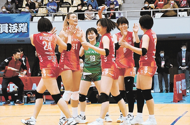 県内でのホーム戦を白星で飾り、ハイタッチで喜び合うデンソーの選手=2023年2月26日、郡山市・宝来屋郡山総合体育館