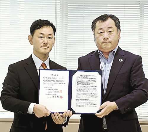 沢田会長と政策協定を交わす斎藤氏(左)