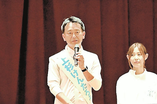 地方創生の実現を訴える上杉候補(左)