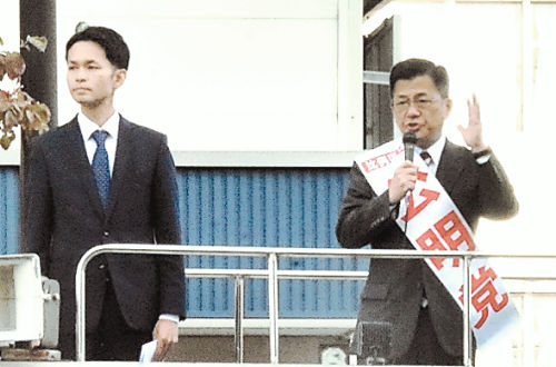 決意を語る庄子候補(右)。左は佐々木候補