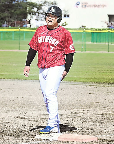 【福島市―下郷町】3回裏、下郷2死二、三塁、鋭い当たりで遊撃手の失策を誘い2点を加え、ベンチからの歓声に笑顔で応える高橋
