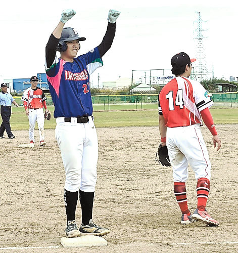 【福島市―郡山市】4回表、福島1死二塁で適時三塁打を放ち、両手でガッツポーズする佐藤陽