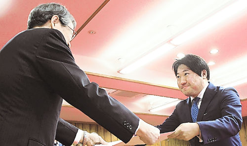 遠藤委員長から当選証書を受ける坂本氏(右)