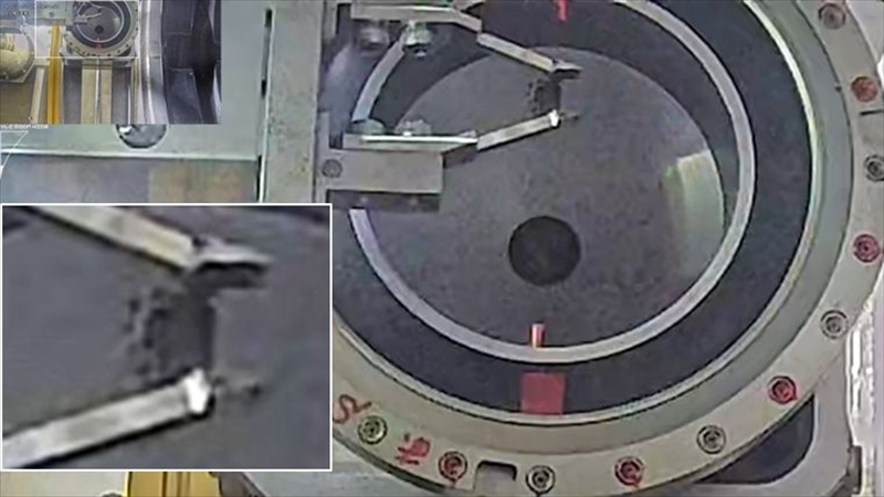 爪でつまんで運搬容器に収納されるデブリ(上部)。左下はデブリを拡大した写真(東電提供)=6日