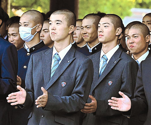 開会式前に明治神宮を参拝する聖光学院の竹内主将(左手前)ら
