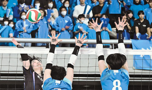 【郡山女大付―東京都市大塩尻】第1セット、郡山女大付の佐藤(左)がスパイクを打ち込む